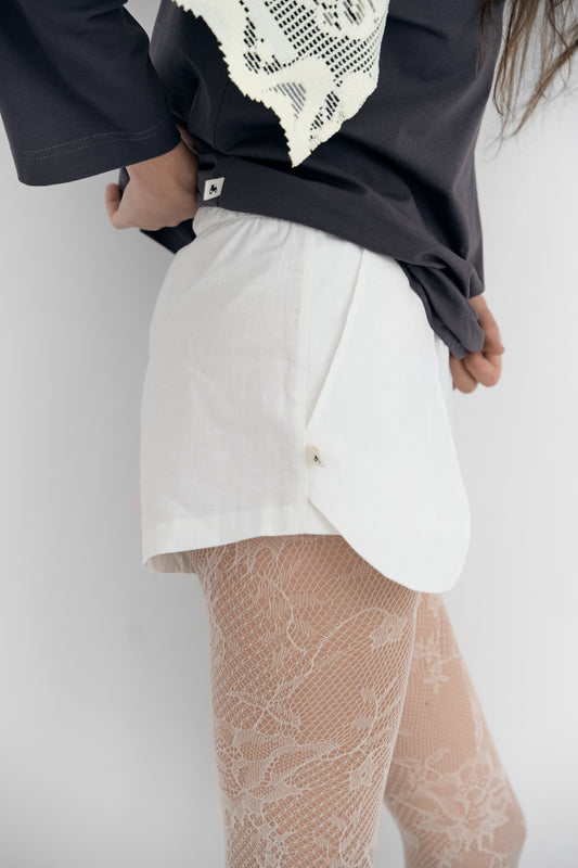 Shorts with outer pockets